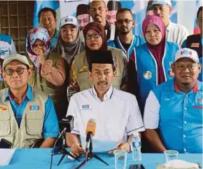  ?? PIC BY SYARAFIQ ABD SAMAD ?? PKR candidate for the Sungai Kandis by-election, Mohd Zawawi Ahmad Mughni (front row, centre), speaking at a press conference in Klang yesterday.