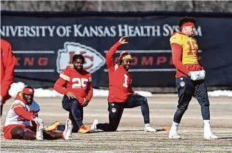  ?? Rich Sugg/Kansas City StarTNS ?? Kansas City running back Clyde Edwards-Helaire (25) will be available for quarterbac­k Patrick Mahomes (right) and the rest of the Chiefs for Sunday’s Super Bowl against the Eagles.