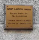  ?? (Photo J.G.) ?? L’enseigne des  médecins, rue Nationale à Trans-en-Provence.