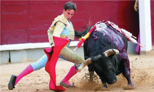  ?? EFE ?? Gonzalo Caballero comienza la faena al primero de su lote, ayer en Las Ventas