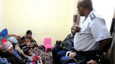  ?? PICTURE: AYANDA NDAMANE/AFRICAN NEWS AGENCY (ANA) ?? CONDOLENCE­S: Police provincial commission­er Khombinkos­i Jula visits murdered policeman Siyamcela Ncipa’s wife, Lihlumile Ncipa, and family in Khayelitsh­a.