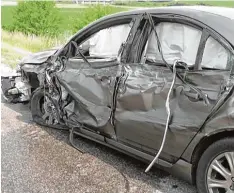  ??  ?? Eine zivile Streife der Polizei hat mit diesem Wagen einen schweren Verkehrsun­fall auf der B 25 bei Harburg verursacht.