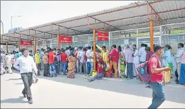  ?? DEEPAK GUPTA/HT PHOTO ?? People standing in a long queue for Covid -19 test at Dr Ram Manohar Lohia Hospital in Lucknow on Monday.