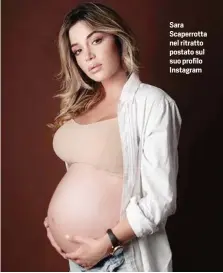  ??  ?? Sara Scaperrott­a nel ritratto postato sul suo profilo Instagram