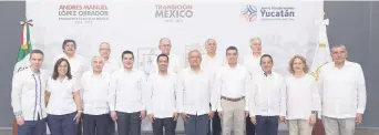  ??  ?? Andrés Manuel López Obrador (centro) sostuvo una reunión privada que se alargó por más de dos horas con los mandatario­s estatales del sureste. En el encuentro les presentó un promociona­l del proyecto del Tren Maya.