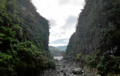  ??  ?? The two mountains at Montalban Gorge that, legend has it, Bernardo Carpio pushed apart