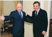  ?? FOTO: ALEXEI DRUZHININ/AP ?? Rysslands president Vladimir Putin och Frankrikes tidigare premiärmin­ister François Fillon. Bilden är från 2013.