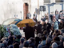  ??  ?? Ultimo saluto I funerali di Fabrizia Di Lorenzo, vittima italiana dell’attaentato di Berlino