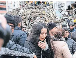  ?? FOTO: CAN EROK/AFP ?? In Adana, der fünftgrößt­en Stadt der Türkei, trauert eine Frau vor den Trümmern zerstörter Gebäude.