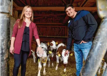  ?? Archivfoto: Marcus Merk ?? Lena Zimmermann hat als Jungbäueri­n den Hof der Eltern übernommen. Zusammen mit ihrem Freund Martin Hammerl setzt sie auf regionale Produkte, die vor Ort verkauft werden.