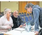  ?? ?? Kunstmann und Williams besprechen ihre Rollen mit Regisseur Frank Matthus.