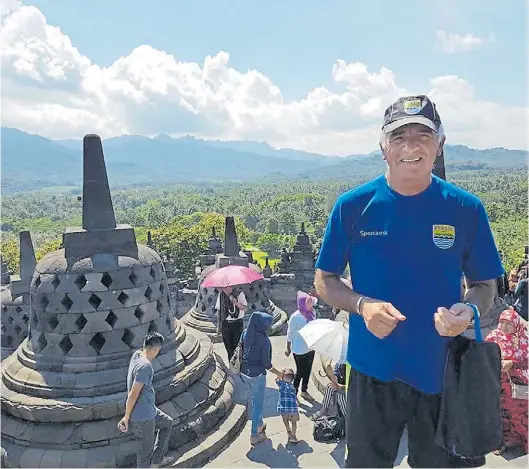  ??  ?? Hombre mirando al sudeste asiático. Mario Gómez, con el equipo deportivo del Persib Bandung, uno de los más populares de Indonesia.