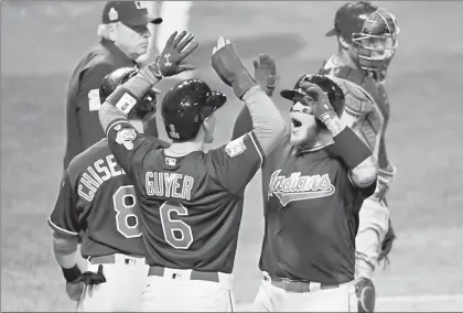  ??  ?? El puertorriq­ueño Roberto Pérez (derecha), de Cleveland, festeja con Lonnie Chisenhall y Brandon Guyer su segundo jonrón durante la octava entrada del partido de ayer ante Chicago ■ Foto Afp