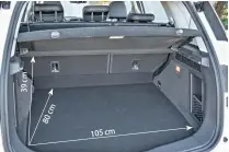  ??  ?? El baúl es muy amplio y cuenta con un cobertor rígido. Debajo de ese piso aparece la rueda de repuesto temporal en cuyo interior se instala el subwoofer del equipo de audio.