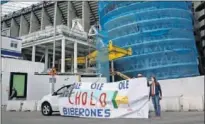  ??  ?? Referencia a Simeone al lado del Bernabéu.