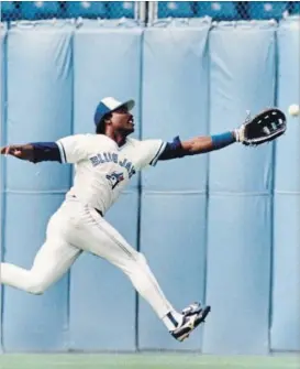  ?? CANADIAN PRESS FILE PHOTO ?? Outfielder Lloyd Moseby stretches for this drive against the New York Yankees in 1988.