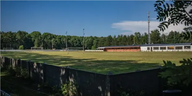  ?? FOTO ZAHRA BOUFKER ?? Een van de drie voetbalple­inen blijft behouden, maar wordt geïntegree­rd in het park, zonder belijning dus. In de oude kantine en voetballok­alen krijgen de Scouts van Engsbergen een nieuw onderkomen.