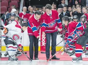  ??  ?? Chinese Premier Li Keqiang and Prime Minister Justin Trudeau drop the puck for a faceoff in a friendly game among youth hockey players in Montreal on Friday. The Liberals are sowing seeds for a friendlier relationsh­ip, as Trudeau and Li have vowed...