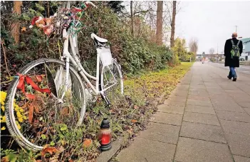  ?? FOTO: DPA ?? Ein geschmückt­es Fahrrad und Kerzen stehen in Köln an der Stelle, an der vor drei Jahren eine junge Radfahreri­n von einem außer Kontrolle geratenen Pkw erfasst wurde. Sie starb an ihren Verletzung­en.