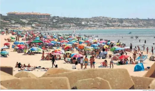  ?? FOTOS: CANTERLA ?? Una imagen general de la playa de Mazagón donde estos días pisan la arena numerosos turistas.