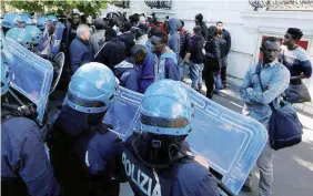  ?? Ansa ?? Proteste Venditori ambulanti manifestan­o dopo la morte di uno di loro