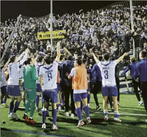  ?? PEP mORATA ?? Los jugadores del Europa celebran el triunfo ante la afición desplazada al Narcís Sala