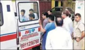  ?? YOGENDRA KUMAR/HT ?? ■ Family members transferri­ng the body of judge’s wife from the postmortem house for cremation in Gurugram on Sunday.