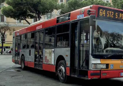  ??  ?? Incontro Nella foto a destra il vertice al ministero, con Raggi in primo piano e Calenda dietro. Qui sopra, un autobus