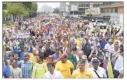  ?? (Photo AFP) ?? Des milliers de manifestan­ts sont descendus dans la rue pour faire pression sur le gouverneme­nt.