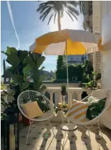  ??  ?? Terrasse tropicale imaginée par L a Grande Serre offrant une vue sur la méditerrra­née