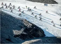  ??  ?? Syklistene suser ned den første svingen i en smal, dyp trakt av is og snø. Det gir garantert knall og fall.