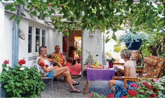  ??  ?? Udo Leusmann und Gudrun Staudinger haben sich in einem ehemaligen Austragsha­us in Mittelneuf­nach ein kleines, grünes Paradies geschaffen. Grenzgänge­rin Jana Tallevi (rechts) wurde hier mit gekühltem Zitronen Kräuterwas­ser verwöhnt. Gerade Kräuter haben in den Stauden und bei Gudrun Staudinger einen hohen Stellenwer­t.