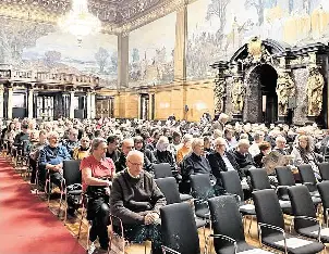  ?? FOTO: MAXIMILIAN KÖNIG/RND ?? Der Festsaal des Hamburger Rathauses ist bei Brorhilker­s Auftritt ausgebucht.
