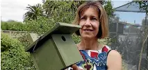  ?? MARTIN DE RUYTER/NELSON MAIL ?? Kathryn Marshall with a rifleman nesting box she helped to design.