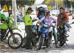  ?? ARCHIVO EL HERALDO ?? La Policía de Tránsito pide documentac­ión a motorizado­s en la calle 72.