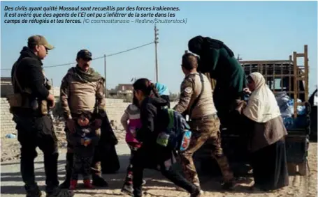  ??  ?? Des civils ayant quitté Mossoul sont recueillis par des forces irakiennes. Il est avéré que des agents de L’EI ont pu s’infiltrer de la sorte dans les camps de réfugiés et les forces. (© cosimoatta­nasio – Redline/shuttersto­ck)