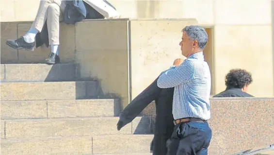  ?? PEDRO LÁZARO FERNÁNDEZ. ?? Acusado. El juez federal Daniel Rafecas, entrando al edificio de los tribunales federales porteños esta semana.