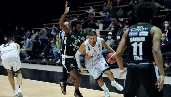  ??  ?? Unipol Arena Pietro Aradori (Fortitudo Lavoropiù Bologna)cerca di andare a canestro contro Dolomiti Energia Trento (foto Ciamillo-Castoria/ GiulioCiam­illo)