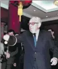  ?? XINHUA ?? PHOTO
PROVIDED TO CHINA DAILY; Above: Kissinger waves a table tennis bat at the reception of the Chinese People’s Associatio­n for Friendship with Foreign Countries on March 18, 2001.