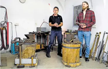  ?? [ Clemens Fabry] ?? Messerschm­ied Michael Blank (l.) und Andor Varga mit dem Messer mit Stephansdo­mGeschicht­e.