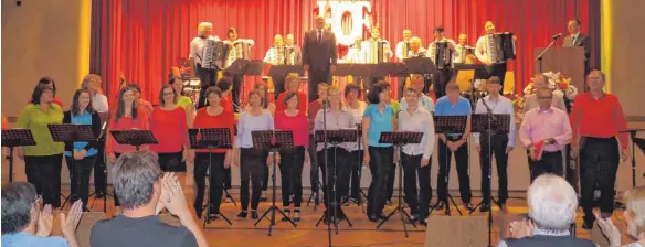  ?? FOTO: HERMANN MARTE ?? Gelungene Zusammenar­beit: das Harmonika-Orchester Fischbach und der Pop-Chor Mundwerk aus Ailingen.