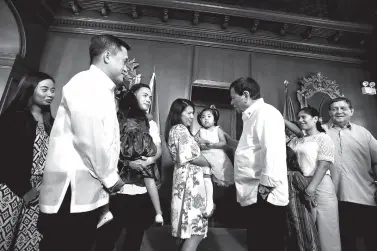  ??  ?? PRESIDENT Rodrigo R. Duterte meets with the family and relatives of Xia Ngo (in floral dress) at Malacañan Palace. Ngo had a successful liver transplant after her family sought assistance from the President and senator-elect Christophe­r Lawrence “Bong” Go (2nd from left). Presidenti­al photo