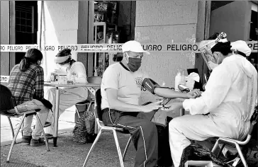  ?? Galo paguay / el comercio ?? •
Las brigadas móviles del Municipio trabajaron ayer en el mercado Chiriyacu, en el sur.