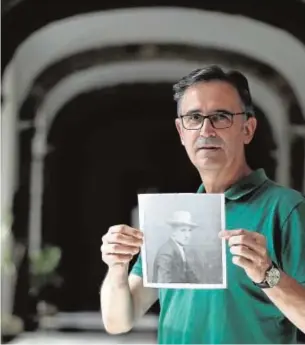  ?? // FRANCIS JIMÉNEZ ?? Con una foto de su abuelo, Pascual Collado Jiménez