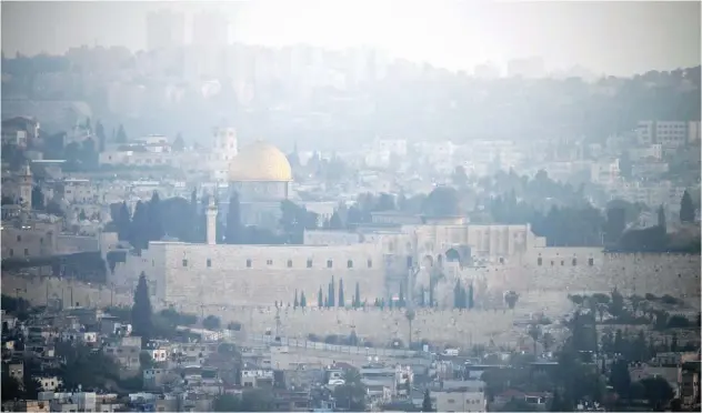  ?? Agence France-presse ?? ↑ A panoramic view of Jerusalem’s Old City is pictured at dawn.