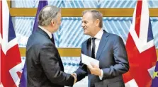  ?? BILD: SN/APA/AFP ?? EU-Botschafte­r Tim Barrow übergibt das Austrittsg­esuch an Donald Tusk.