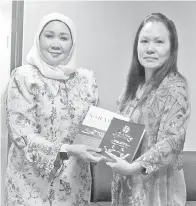  ??  ?? SHARIFAH Hasidah menerima buku ‘Sarawak The Real Deal’ dan ‘Sarawak Chronicle - Letters, Agreements, Laws and Internatio­nal Treaties’ daripada Soo.