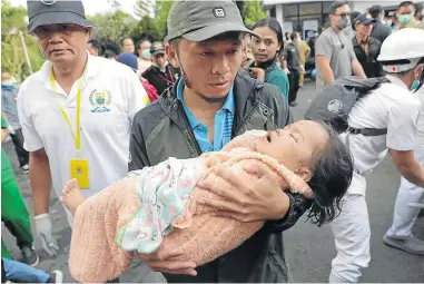  ?? ?? Decenas de personas, algunas inconscien­tes, recibieron cuidados médicos.