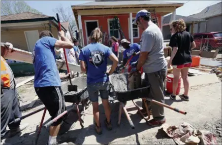  ?? GERALD HERBERT — THE ASSOCIATED PRESS ?? Students and faculty from Northweste­rn University and the University of Illinois work on a home in the Lower 9th Ward that was being built by Habitat for Humanity, in New Orleans.