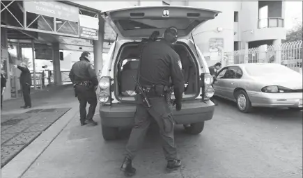  ?? MONICA ALMEIDA / THE NEW YORK TIMES FILE (2009) ?? U.S. Customs and Border Patrol agents search a vehicle in 2009 at the Nogales Border Station in Nogales, Ariz. A lawsuit filed by the American Civil Liberties Union and the Electronic Frontier Foundation on Wednesday argues that searches of phones and...